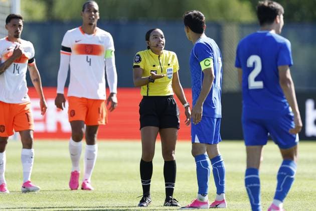 NEW YORK - (LR) Referee Alyssa Pennington, Otabek Shukurov of Uzbekistan during the friendly international match, Länderspiel, Nationalmannschaft between the Netherlands and Uzbekistan at Icahn Stadium on June 8, 2026 in New York, United States. MAURICE VAN STEEN ANP International Friendly, Länderspiel, Nationalmannschaft 2026 xVIxANPxSportx xMauricexvanxSteenxIVx 560520536 originalFilename: 560520536.jpg