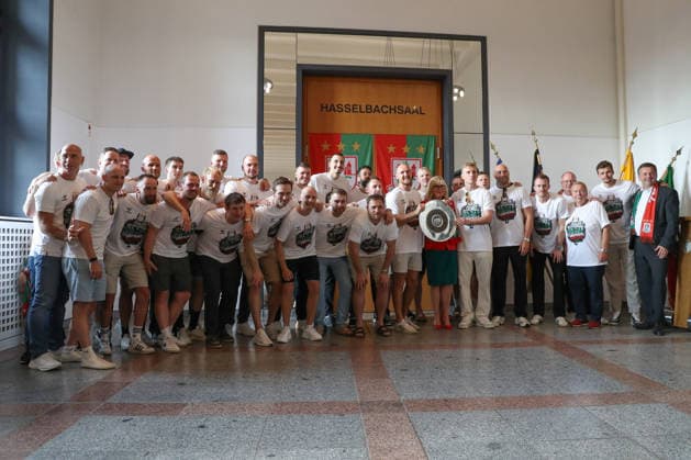 08.06.2026, xtgx, Handball, Daikin HBL, Empfang des deutschen Meisters SC Magdeburg im Rathaus v.l. Gruppenfoto mit Oberbürgermeisterin Simone Borris und Ministerpräsident Sven Schulze Magdeburg