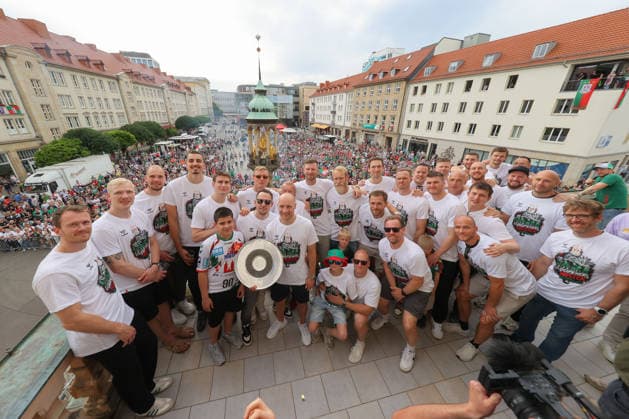 08.06.2026, xtgx, Handball, Daikin HBL, Empfang des deutschen Meisters SC Magdeburg im Rathaus v.l. Gruppenfoto Teamfoto Magdeburg