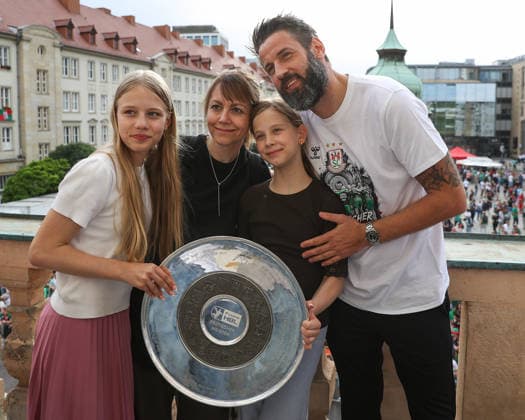 08.06.2026, xtgx, Handball, Daikin HBL, Empfang des deutschen Meisters SC Magdeburg im Rathaus v.l. Bennet Wiegert (Magdeburg, Trainer) mit seiner Familie Magdeburg