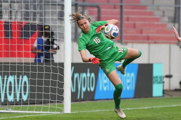 Fußball, U23-Frauen: Deutschland - Dänemark, 08.06.26 Torwart Marie Gade (16, Dänemark U23) mit einer Parade. Fußball, Testspiel U23-Frauen: Deutschland - Dänemark am 08.06.26 im Leuna-Chemie-Stadion Halle (Saale).