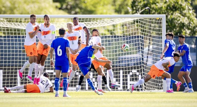 NEW YORK - Free kick by Otabek Shukurov of Uzbekistan during the friendly match between the Netherlands and Uzbekistan at Icahn Stadium on June 8, 2026, in New York, United States. The Dutch national team, Nationalteam is preparing for the World Cup. ROBIN VAN LONKHUIJSEN ANP International Friendly, Länderspiel, Nationalmannschaft 2026 xVIxANPxSportx xxANPxIVx 560523178 originalFilename: 560523178.jpg