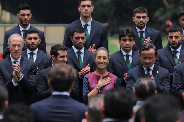 June 8, 2026, Mexico City, Ciudad de Mexico, Mexico: Mexican President Claudia Sheinbaum Pardo accompanied by Mexican national soccer team pose for photos during the flag-raising ceremony at the High-Performance Center (CAR) before the 2026 FIFA World Cup, WM, Weltmeisterschaft, Fussball Group A match between Mexico and South Africa. on June 8, 2026 in Mexico City, Mexico. Flag-Raising Ceremony For Mexican National Soccer Team  - ZUMAe321 20260608_zsa_e321_027 Copyright: xCarlosxSantiagox