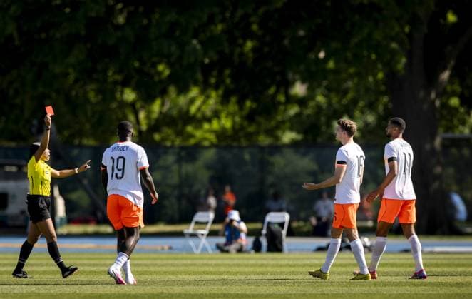 NEW YORK - Referee Alyssa Pennington shows Guss Til a red card during the friendly match between the Netherlands and Uzbekistan at Icahn Stadium on June 8, 2026, in New York, United States. The Dutch national team, Nationalteam is preparing for the World Cup. KOEN VAN WEEL ANP International Friendly, Länderspiel, Nationalmannschaft 2026 xVIxANPxSportx xxANPxIVx 560524369 originalFilename: 560524369.jpg