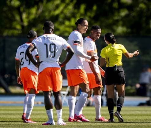NEW YORK - Referee Alyssa Pennington in conversation with Virgil van Dijk of the Netherlands and Denzel Dumfries of the Netherlands during the friendly match between the Netherlands and Uzbekistan at Icahn Stadium on June 8, 2026, in New York, United States. The Dutch national team, Nationalteam is preparing for the World Cup. KOEN VAN WEEL ANP International Friendly, Länderspiel, Nationalmannschaft 2026 xVIxANPxSportx xxANPxIVx 560524448 originalFilename: 560524448.jpg