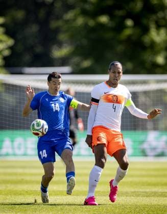 NEW YORK - (lr) Eldor Shomurodov of Uzbekistan, Virgil van Dijk or the Netherlands during the friendly match between the Netherlands and Uzbekistan at Icahn Stadium on June 8, 2026, in New York, United States. The Dutch national team, Nationalteam is preparing for the World Cup. KOEN VAN WEEL ANP International Friendly, Länderspiel, Nationalmannschaft 2026 xVIxANPxSportx xxANPxIVx 560525481 originalFilename: 560525481.jpg