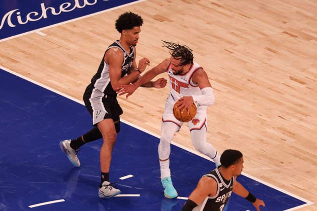 NBA, Basketball Herren, USA Finals Game 3 - San Antonio Spurs at New York Knicks Jalen Brunson (R) of the New York Knicks in action during Game 3 of the NBA Finals against the San Antonio Spurs at Madison Square Garden in New York, New York, USA, 08 June 2026. NEW YORK NEW YORK UNITED STATES  Copyright: xSARAHxYENESELx