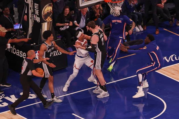 NBA, Basketball Herren, USA Finals Game 3 - San Antonio Spurs at New York Knicks Josh Hart (C-L) of the New York Knicks and Luke Kornet (C-R) of the San Antonio Spurs get into an altercation during Game 3 of the NBA Finals at Madison Square Garden in New York, New York, USA, 08 June 2026. NEW YORK NEW YORK UNITED STATES  Copyright: xSARAHxYENESELx