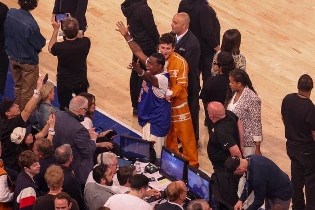 NBA, Basketball Herren, USA Finals Game 3 - San Antonio Spurs at New York Knicks Timothee Chalamet (C-R) and Tracy Morgan (C-L) react during Game 3 of the NBA Finals between the San Antonio Spurs and the New York Knicks at Madison Square Garden in New York, New York, USA, 08 June 2026. NEW YORK NEW YORK UNITED STATES  Copyright: xSARAHxYENESELx
