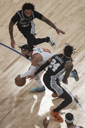 New York Knicks v San Antonio Spurs - NBA, Basketball Herren, USA Finals NEW YORK, UNITED STATES - JUNE 8: Jalen Brunson (11) of the New York Knicks and Devin Vassell (24) and Julian Champagnie (30) of San Antonio Spurs in action during the National Basketball Association (NBA) finals game between the New York Knicks and San Antonio Spurs at the Madison Square Garden in New York, United States on June 8, 2026. Celal Gunes Anadolu New York United States. Editorial use only. Please get in touch for any other usage.  Copyright: x2026xAnadoluxCelalxGunesx