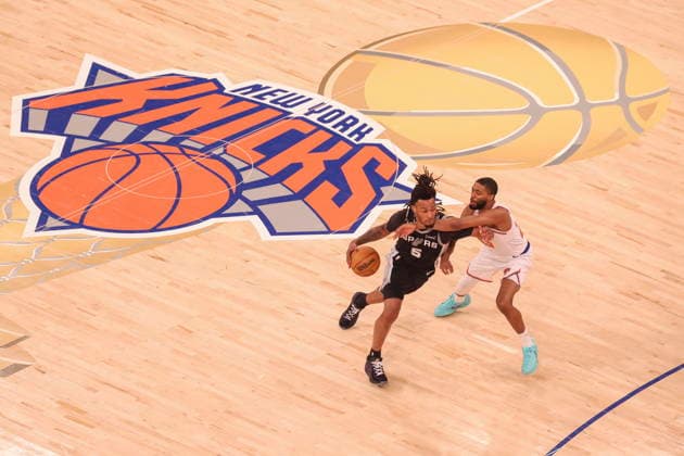 NBA, Basketball Herren, USA Finals Game 3 - San Antonio Spurs at New York Knicks Stephon Castle (L) of the San Antonio Spurs and Mikal Bridges (R) of the New York Knicks in action during Game 3 of the NBA Finals at Madison Square Garden in New York, New York, USA, 08 June 2026. NEW YORK NEW YORK UNITED STATES  Copyright: xSARAHxYENESELx