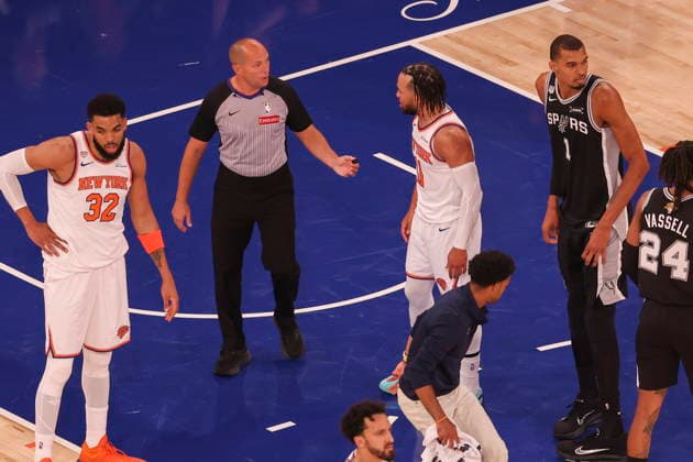 NBA, Basketball Herren, USA Finals Game 3 - San Antonio Spurs at New York Knicks Jalen Brunson (R) of the New York Knicks speaks to a referee during Game 3 of the NBA Finals against the San Antonio Spurs at Madison Square Garden in New York, New York, USA, 08 June 2026. NEW YORK NEW YORK UNITED STATES  Copyright: xSARAHxYENESELx