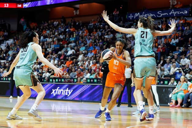 UNCASVILLE, CT - JUNE 08: Olivia Nelson-Ododa 10 of the Connecticut Sun drives to the basket against Han Xu 21 of the New York Liberty during the WNBA, Basketball Damen, USA Commissioner s Cup game between New York Liberty and Connecticut Sun on June 8, 2026, at Mohegan Sun Arena in Uncasville, CT. (Photo by M. Anthony Nesmith Icon Sportswire) WNBA: JUN 08 New York Liberty at Connecticut Sun EDITORIAL USE ONLY Icon26060803