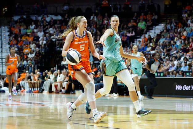 UNCASVILLE, CT - JUNE 08: Gianna Kneepkens 5 of the Connecticut Sun fast breaks pursued by Raquel Carrera 14 of the New York Liberty during the WNBA, Basketball Damen, USA Commissioner s Cup game between New York Liberty and Connecticut Sun on June 8, 2026, at Mohegan Sun Arena in Uncasville, CT. (Photo by M. Anthony Nesmith Icon Sportswire) WNBA: JUN 08 New York Liberty at Connecticut Sun EDITORIAL USE ONLY Icon26060808