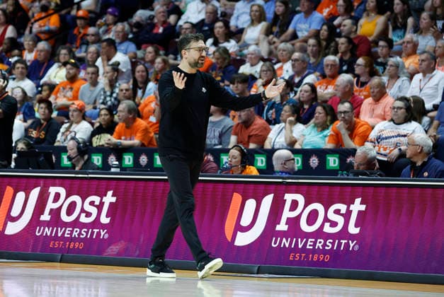 UNCASVILLE, CT - JUNE 08: Chris DeMarco of the New York Liberty reacts during the WNBA, Basketball Damen, USA Commissioner s Cup game between New York Liberty and Connecticut Sun on June 8, 2026, at Mohegan Sun Arena in Uncasville, CT. (Photo by M. Anthony Nesmith Icon Sportswire) WNBA: JUN 08 New York Liberty at Connecticut Sun EDITORIAL USE ONLY Icon26060810