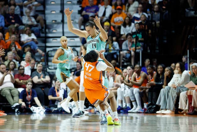 UNCASVILLE, CT - JUNE 08: Leila Lacan 47 of the Connecticut Sun runs into a pick set by Raquel Carrera 14 of the New York Liberty during the WNBA, Basketball Damen, USA Commissioner s Cup game between New York Liberty and Connecticut Sun on June 8, 2026, at Mohegan Sun Arena in Uncasville, CT. (Photo by M. Anthony Nesmith Icon Sportswire) WNBA: JUN 08 New York Liberty at Connecticut Sun EDITORIAL USE ONLY Icon26060813