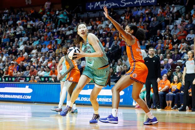 UNCASVILLE, CT - JUNE 08: Han Xu 21 of the New York Liberty drives to the basket against Olivia Nelson-Ododa 10 of the Connecticut Sun during the WNBA, Basketball Damen, USA Commissioner s Cup game between New York Liberty and Connecticut Sun on June 8, 2026, at Mohegan Sun Arena in Uncasville, CT. (Photo by M. Anthony Nesmith Icon Sportswire) WNBA: JUN 08 New York Liberty at Connecticut Sun EDITORIAL USE ONLY Icon26060820
