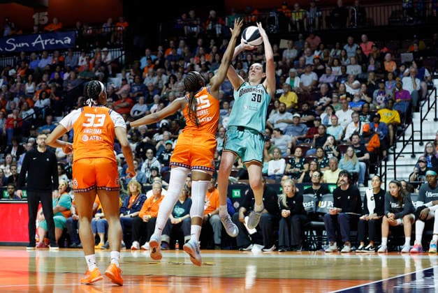 UNCASVILLE, CT - JUNE 08: Breanna Stewart 30 of the New York Liberty shoots over Kennedy Burke 25 of the Connecticut Sun during the WNBA, Basketball Damen, USA Commissioner s Cup game between New York Liberty and Connecticut Sun on June 8, 2026, at Mohegan Sun Arena in Uncasville, CT. (Photo by M. Anthony Nesmith Icon Sportswire) WNBA: JUN 08 New York Liberty at Connecticut Sun EDITORIAL USE ONLY Icon26060827