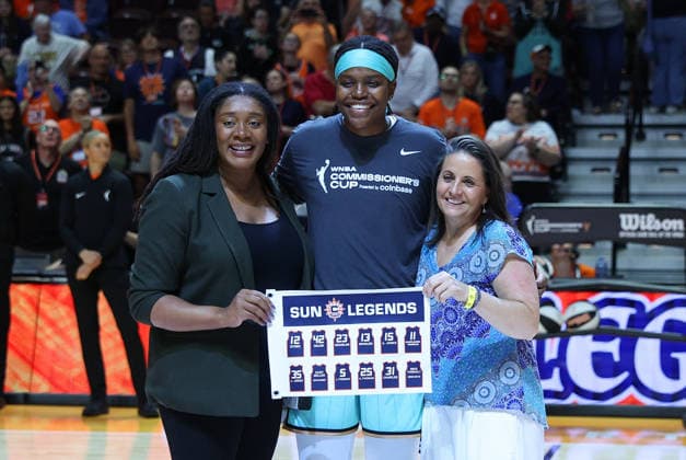 UNCASVILLE, CT - JUNE 08: Jonquel Jones 35 of the New York Liberty and formerly of the Connecticut Sun is recognized as one of their Legends by team president Jennifer Rizzotti (R) and general manager Morgan Tuck (L) prior to the WNBA, Basketball Damen, USA Commissioner s Cup game between New York Liberty and Connecticut Sun on June 8, 2026, at Mohegan Sun Arena in Uncasville, CT. (Photo by M. Anthony Nesmith Icon Sportswire) WNBA: JUN 08 New York Liberty at Connecticut Sun EDITORIAL USE ONLY Icon26060833
