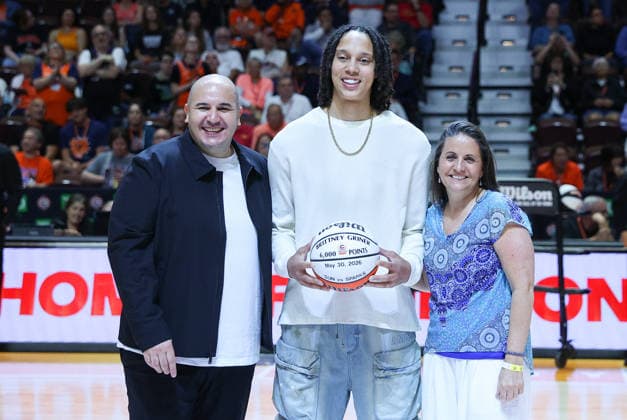 UNCASVILLE, CT - JUNE 08: Brittney Griner 42 of the Connecticut Sun is recognized for scoring 6,000 points by head coach Rachid Meziane and team president Jennifer Rizzotti (R) prior to the WNBA, Basketball Damen, USA Commissioner s Cup game between New York Liberty and Connecticut Sun on June 8, 2026, at Mohegan Sun Arena in Uncasville, CT. (Photo by M. Anthony Nesmith Icon Sportswire) WNBA: JUN 08 New York Liberty at Connecticut Sun EDITORIAL USE ONLY Icon26060834