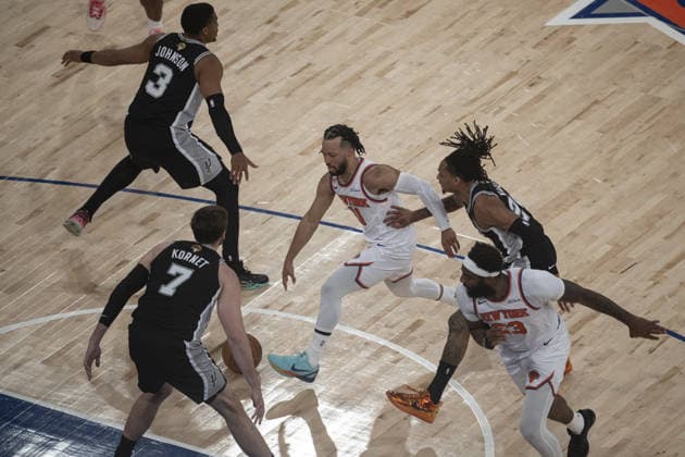 New York Knicks v San Antonio Spurs - NBA, Basketball Herren, USA Finals NEW YORK, UNITED STATES - JUNE 8: Jalen Brunson (11) of the New York Knicks and Luke Kornet (7) and Devin Vassell (24) of San Antonio Spurs in action during the National Basketball Association (NBA) finals game between the New York Knicks and San Antonio Spurs at the Madison Square Garden in New York, United States on June 8, 2026. Celal Gunes Anadolu New York United States. Editorial use only. Please get in touch for any other usage.  Copyright: x2026xAnadoluxCelalxGunesx