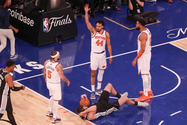 NBA, Basketball Herren, USA Finals Game 3 - San Antonio Spurs at New York Knicks San Antonio Spurs center-forward Luke Kornet (C) and New York Knicks players react after Kornet fell backwards and hit his head during Game 3 of the NBA Finals between the San Antonio Spurs and the New York Knicks at Madison Square Garden in New York, New York, USA, 08 June 2026. NEW YORK NEW YORK UNITED STATES  Copyright: xSARAHxYENESELx