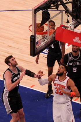 NBA, Basketball Herren, USA Finals Game 3 - San Antonio Spurs at New York Knicks New York Knicks center-forward Karl-Anthony Towns (R) and San Antonio Spurs center-forward Luke Kornet (L) in action during Game 3 of the NBA Finals between the San Antonio Spurs and the New York Knicks at Madison Square Garden in New York, New York, USA, 08 June 2026. NEW YORK NEW YORK UNITED STATES  Copyright: xSARAHxYENESELx