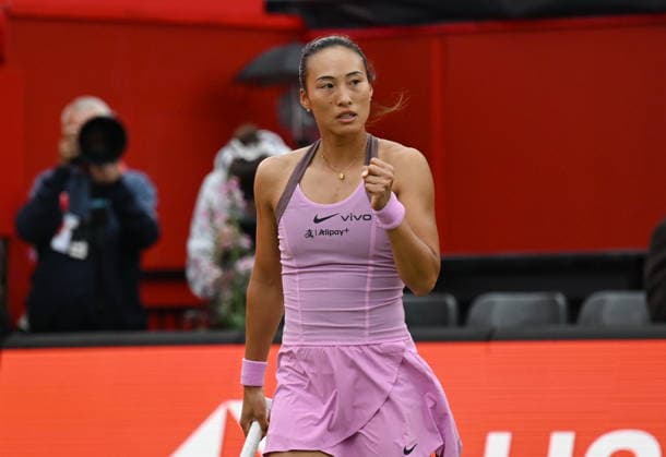 (260609) -- LONDON, June 9, 2026 -- Zheng Qinwen celebrates scoring during the women s singles first round match between Zheng Qinwen of China and Jaqueline Cristian of Romania at the Queen s Club Championships in London, Britain, June 8, 2026. (Photo by Xinhua) (SP)BRITAIN-LONDON-TENNIS-QUEEN S CLUB-WOMEN S SINGLES LiuxYing 