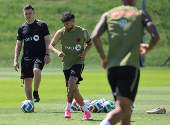 (260609) -- TORONTO, June 9, 2026 -- Jonathan Osorio (C) of the Canadian men s national football team takes part in a training session ahead of the FIFA World Cup, WM, Weltmeisterschaft, Fussball in Toronto, Canada, on June 8, 2026. (Photo by Xinhua) (SP)CANADA-TORONTO-FIFA WORLD CUP-TEAM CANADA-TRAINING ZouxZheng 