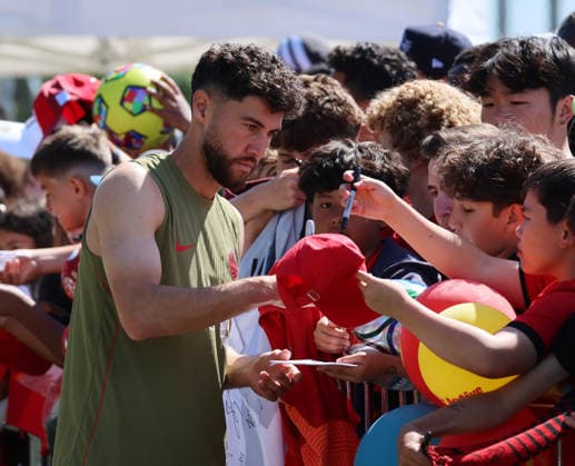 (260609) -- TORONTO, June 9, 2026 -- Jonathan Osorio of the Canadian men s national football team signs autographs for fans before a training session ahead of the FIFA World Cup, WM, Weltmeisterschaft, Fussball in Toronto, Canada, on June 8, 2026. (Photo by Xinhua) (SP)CANADA-TORONTO-FIFA WORLD CUP-TEAM CANADA-TRAINING ZouxZheng 