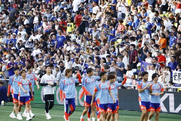 Football: Japan team trains for World Cup Japan men s football team members wave to fans at the team s World Cup base camp site in Nashville, Tennessee, on June 8, 2026.  A14AA0005618115P