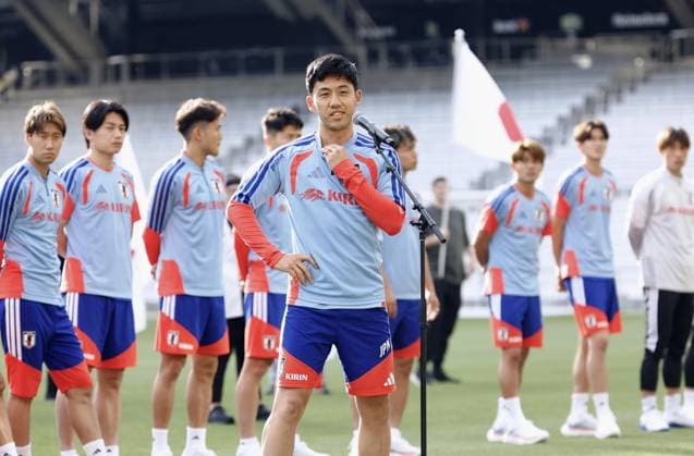 Football: Japan team trains for World Cup Japan men s football team captain Wataru Endo speaks to fans at the team s World Cup base camp site in Nashville, Tennessee, on June 8, 2026.  A14AA0005618116P