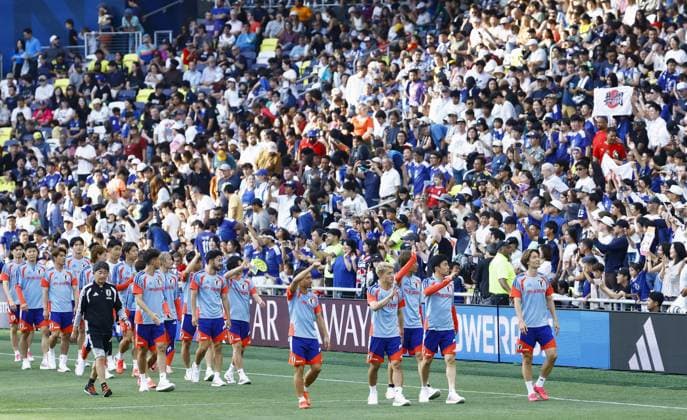 Football: Japan team trains for World Cup Japan men s football team members wave to fans at the team s World Cup base camp site in Nashville, Tennessee, on June 8, 2026.  A14AA0005618117P