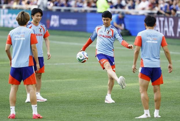 Football: Japan team trains for World Cup Japan men s football team member Wataru Endo (2nd from R) and teammates train at the team s World Cup base camp site in Nashville, Tennessee, on June 8, 2026.  A14AA0005618124P