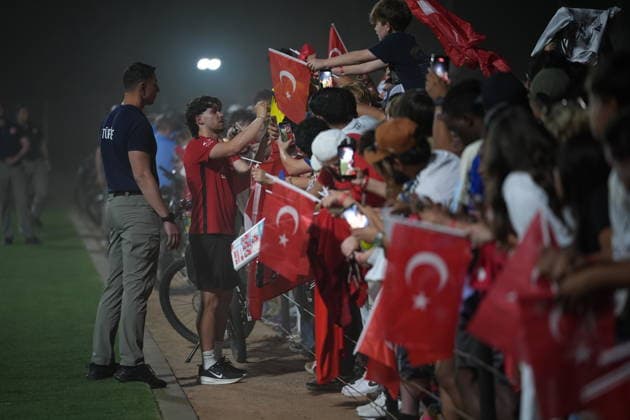 Turkish National Football Team training session in Arizona MESA, ARIZONA, US - JUNE 8: Turkish National Football Team player Ferdi Kadioglu signs autographs for fans after participating with his teammates, under the guidance of head coach Vincenzo Montella, in an open training session ahead of the 2026 FIFA World Cup, WM, Weltmeisterschaft, Fussball at Arizona Athletic Grounds in Mesa, Arizona, on June 8, 2026. Tayfun Coskun Anadolu Arizona United States. Editorial use only. Please get in touch for any other usage.  Copyright: x2026xAnadoluxTayfunxCoÅükunx