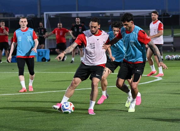 Turkish National Football Team training session in Arizona MESA, ARIZONA, US - JUNE 8: Turkish National Football Team players Kerem Akturkoglu, Hakan Calhanoglu, Samet Akaydin and Ferdi Kadioglu and their teammates, under the guidance of head coach Vincenzo Montella, participate in an open training session for fans and media members ahead of the 2026 FIFA World Cup, WM, Weltmeisterschaft, Fussball at Arizona Athletic Grounds in Mesa, Arizona, on June 8, 2026. Tayfun Coskun Anadolu Arizona United States. Editorial use only. Please get in touch for any other usage.  Copyright: x2026xAnadoluxTayfunxCoskunx