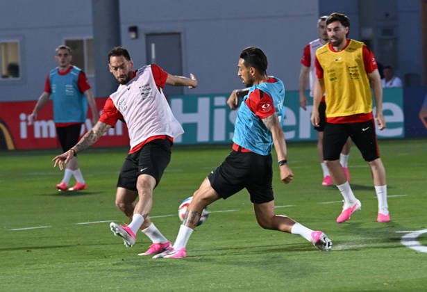 Turkish National Football Team training session in Arizona MESA, ARIZONA, US - JUNE 8: Turkish National Football Team players Hakan Calhanoglu, Irfan Can Kahveci and Orkun Kokcu and their teammates, under the guidance of head coach Vincenzo Montella, participate in an open training session for fans and media members ahead of the 2026 FIFA World Cup, WM, Weltmeisterschaft, Fussball at Arizona Athletic Grounds in Mesa, Arizona, on June 8, 2026. Tayfun Coskun Anadolu Arizona United States. Editorial use only. Please get in touch for any other usage.  Copyright: x2026xAnadoluxTayfunxCoskunx