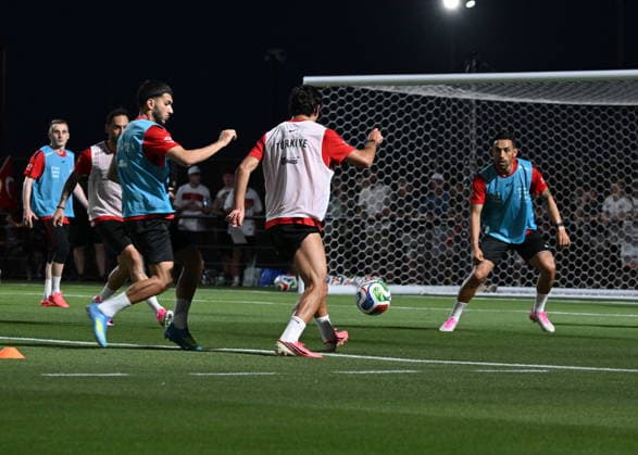 Turkish National Football Team training session in Arizona MESA, ARIZONA, US - JUNE 8: Turkish National Football Team players Kerem Akturkoglu, Hakan Calhanoglu, Oguz Aydin and Irfan Can Kahveci and their teammates, under the guidance of head coach Vincenzo Montella, participate in an open training session for fans and media members ahead of the 2026 FIFA World Cup, WM, Weltmeisterschaft, Fussball at Arizona Athletic Grounds in Mesa, Arizona, on June 8, 2026. Tayfun Coskun Anadolu Arizona United States. Editorial use only. Please get in touch for any other usage.  Copyright: x2026xAnadoluxTayfunxCoskunx