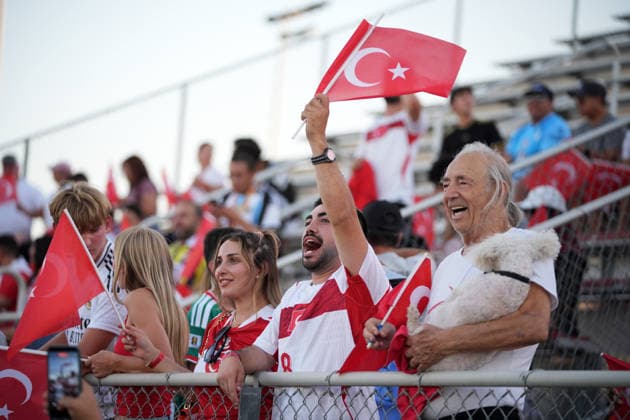 Turkish National Football Team training session in Arizona MESA, ARIZONA, US - JUNE 8: A supporter waves a Turkish flag while holding a dog in the stands as fans watch the Turkiye National Football Team s first open training session ahead of the 2026 FIFA World Cup, WM, Weltmeisterschaft, Fussball at Arizona Athletic Grounds in Mesa, Arizona, US, on June 8, 2026. Tayfun Coskun Anadolu Arizona United States. Editorial use only. Please get in touch for any other usage.  Copyright: x2026xAnadoluxTayfunxCoskunx