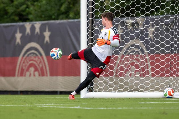 Jonas Urbig Team Arrival Germany, Base Camp, practice, FIFA World Cup, WM, Weltmeisterschaft, Fussball 2026, Winston-Salem