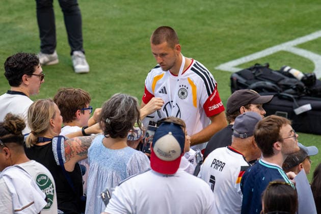 Waldemar Anton Team Arrival Germany, Base Camp, practice, FIFA World Cup, WM, Weltmeisterschaft, Fussball 2026, Winston-Salem *** Waldemar Anton during fan signing event, day 1 DFB practice for the FIFA World Cup 2026 at Wake Forest University™s Spry Stadium in Winston-Salem, North Carolina, United States, June 8, 2026. WINSTON-SALEM Spry Stadium North Carolina USA Copyright: xPaulxMoreax AS1Z9062