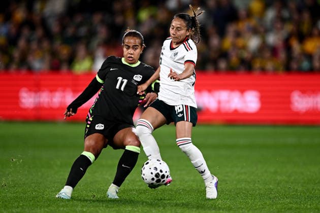 SOCCER MATILDAS MEXICO, Mary Fowler of Australia competes for possession with Karla Paola Nieto Castillo of Mexico during the International Friendly, Länderspiel, Nationalmannschaft match between Australia and Mexico at CommBank Stadium in Sydney, Tuesday, June 9, 2026. ( NO ARCHIVING, EDITORIAL USE ONLY SYDNEY NEW SOUTH WALES AUSTRALIA  Copyright: xDANxHIMBRECHTSx 20260609183849171200