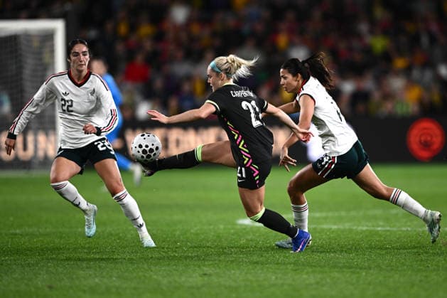 SOCCER MATILDAS MEXICO, Ellie Carpenter of Australia competes for possession with Angelique Montserrat Saldivar Pavon of Mexico (right) during the International Friendly, Länderspiel, Nationalmannschaft match between Australia and Mexico at CommBank Stadium in Sydney, Tuesday, June 9, 2026. ( NO ARCHIVING, EDITORIAL USE ONLY SYDNEY NEW SOUTH WALES AUSTRALIA  Copyright: xDANxHIMBRECHTSx 20260609162154128455