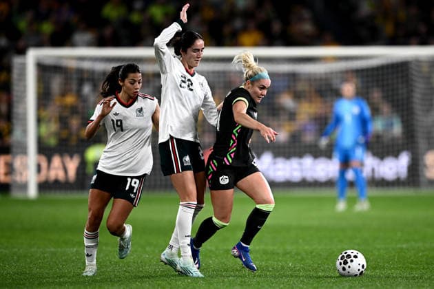 SOCCER MATILDAS MEXICO, Ellie Carpenter of Australia is fouled by Diana Rosario Ordonez Torres of Mexico during the International Friendly, Länderspiel, Nationalmannschaft match between Australia and Mexico at CommBank Stadium in Sydney, Tuesday, June 9, 2026. ( NO ARCHIVING, EDITORIAL USE ONLY SYDNEY NEW SOUTH WALES AUSTRALIA  Copyright: xDANxHIMBRECHTSx 20260609181383559392