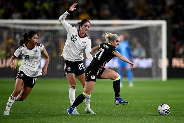 SOCCER MATILDAS MEXICO, Ellie Carpenter of Australia is fouled by Diana Rosario Ordonez Torres of Mexico during the International Friendly, Länderspiel, Nationalmannschaft match between Australia and Mexico at CommBank Stadium in Sydney, Tuesday, June 9, 2026. ( NO ARCHIVING, EDITORIAL USE ONLY SYDNEY NEW SOUTH WALES AUSTRALIA  Copyright: xDANxHIMBRECHTSx 20260609186277206481