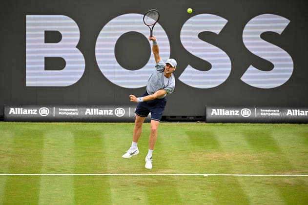 Yannick Hanfmann (GER) Aktion Aufschlag im Hintergrund Bandenwerbung Logo BOSS Tennis Herren BOSS Open ATP, Tennis Herren 250 Stuttgart 2026 Weissenhof BOSS Open ATP 250 Stuttgart 2026