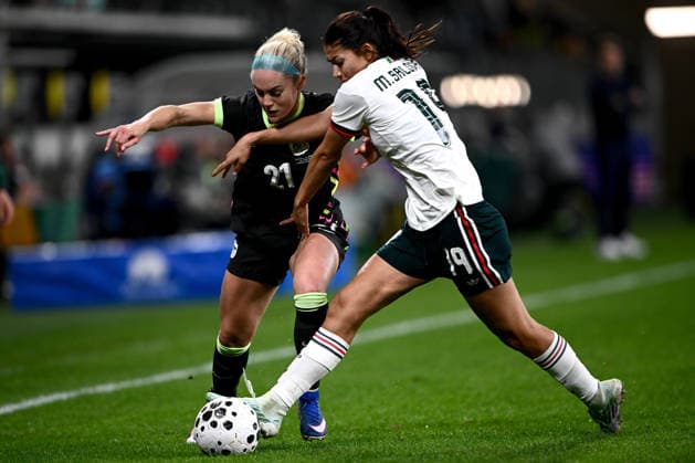 SOCCER MATILDAS MEXICO, Ellie Carpenter of Australia competes for possession with Angelique Montserrat Saldivar Pavon of Mexico during the International Friendly, Länderspiel, Nationalmannschaft match between Australia and Mexico at CommBank Stadium in Sydney, Tuesday, June 9, 2026. ( NO ARCHIVING, EDITORIAL USE ONLY SYDNEY NEW SOUTH WALES AUSTRALIA  Copyright: xDANxHIMBRECHTSx 20260609191463160389
