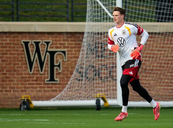 Jonas Urbig (Deutschland, 27) nimmt an der ersten Trainingseinheit der deutschen Nationalmannschaft im Trainingslager in North Carolina teil. USA, Deutsche Fussballnationalmannschaft, Base Camp, Winston-Salem, 08.06.2026 USA, Deutsche Fussballnationalmannschaft, Base Camp, Winston-Salem, 08.06.2026 Winston-Salem