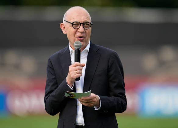 Bernd Neuendorf (Deutschland, DFB Praesident) spricht vor einer grossen Zuschauermenge im W. Dennie Spry Soccer Stadium vor dem ersten Mannschaftstraining der deutschen Nationalmannschaft im Base Camp in Winston Salem, North Carolina. USA, Deutsche Fussballnationalmannschaft, Base Camp, Winston-Salem, 08.06.2026 USA, Deutsche Fussballnationalmannschaft, Base Camp, Winston-Salem, 08.06.2026 Winston-Salem *** Bernd Neuendorf Germany, DFB President speaks to a large crowd at W Dennie Spry Soccer Stadium before the German National Teams first team training session at Base Camp in Winston Salem, North Carolina USA, German National Soccer Team, Base Camp, Winston Salem, 08 06 2026 USA, German National Soccer Team, Base Camp, Winston Salem, 08 06 2026 Winston Salem Copyright: xEibner-Pressefoto ScottxColemanx EP_SCN