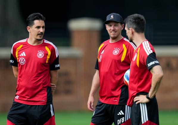 Benjamin Huebner (Deutschland, Assistenztrainer) und Julian Nagelsmann (Deutschland, Cheftrainer) nimmt an der ersten Trainingseinheit der deutschen Nationalmannschaft im Trainingslager in North Carolina teil. USA, Deutsche Fussballnationalmannschaft, Base Camp, Winston-Salem, 08.06.2026 USA, Deutsche Fussballnationalmannschaft, Base Camp, Winston-Salem, 08.06.2026 Winston-Salem *** Benjamin Huebner Germany, Assistant Coach and Julian Nagelsmann Germany, Head Coach participate in the first training session of the German National Team at training camp in North Carolina USA, German National Soccer Team, Base Camp, Winston Salem, 08 06 2026 USA, German National Soccer Team, Base Camp, Winston Salem, 08 06 2026 Winston Salem Copyright: xEibner-Pressefoto ScottxColemanx EP_SCN